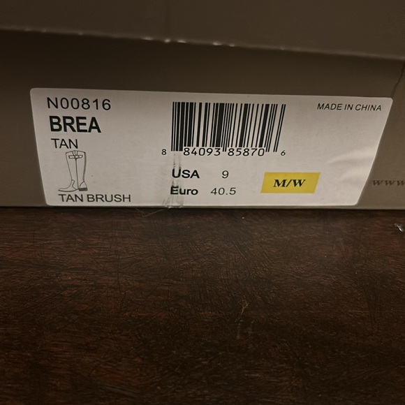 Tall vintage look brand new boots size 9 generous fit classy and comfy and cool. - Picture 4 of 6